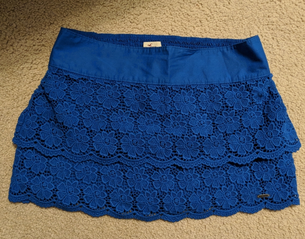 Hollister blue lace / crochet tiered mini skirt - medium - floral pattern - prep